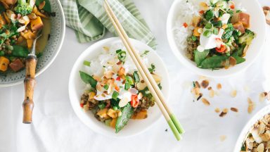 Grünes Thai-Curry mit Linsen und grünem Gemüse