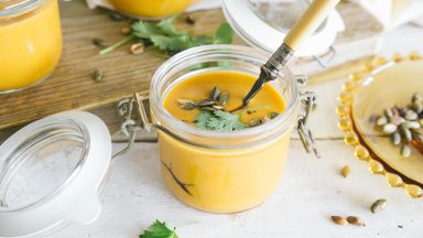 Cremige Kürbissuppe mit gelbem Curry