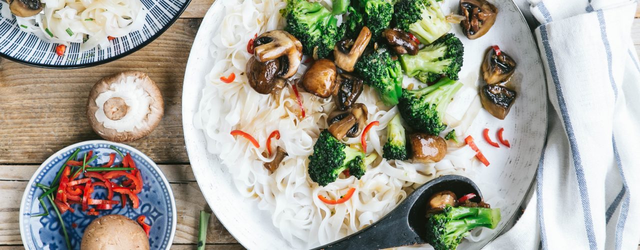 Teriyaki paddenstoelen met rijstnoedels