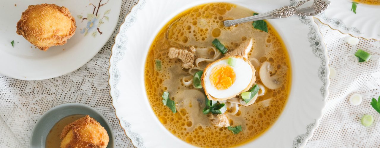 Thaise Tom Kha Kai met gefrituurde eieren