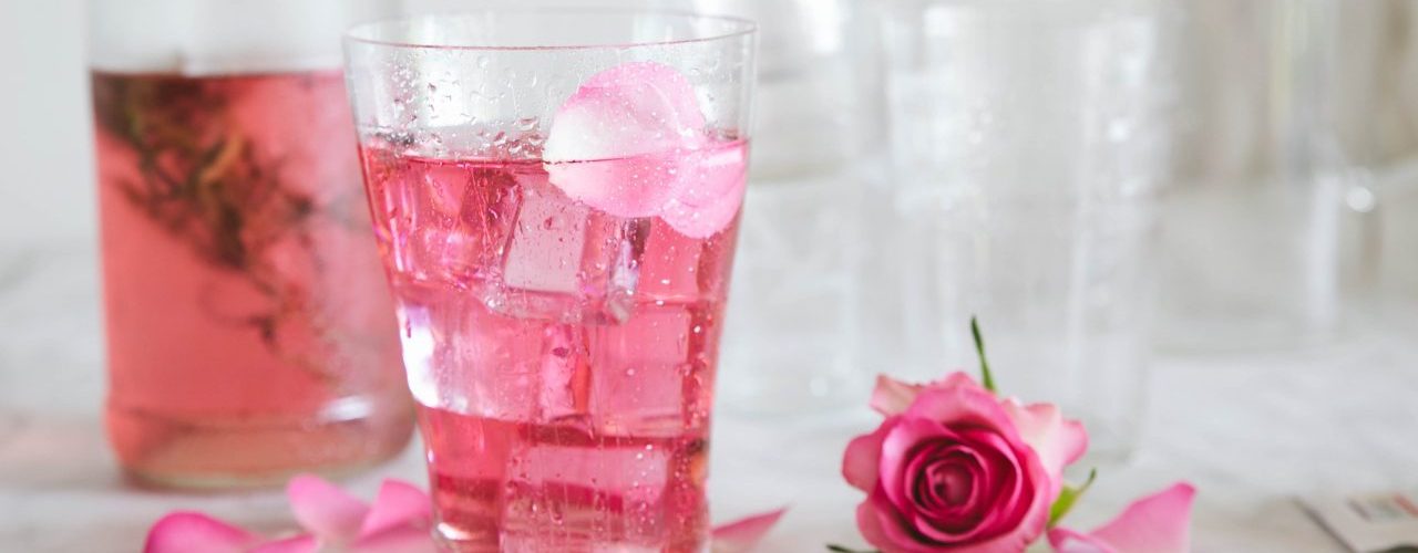 IJsthee rozenwater en ahornsiroop