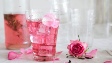 Rosenwasser-Eistee mit Ahornsirup