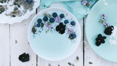 Smoothie Bowl mit gefrorenen Früchten