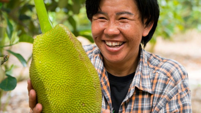 Nipalin hält stolz ihre Jackfruit in den Händen.