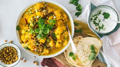 Gelbes Blumenkohlcurry mit gerösteten Kichererbsen