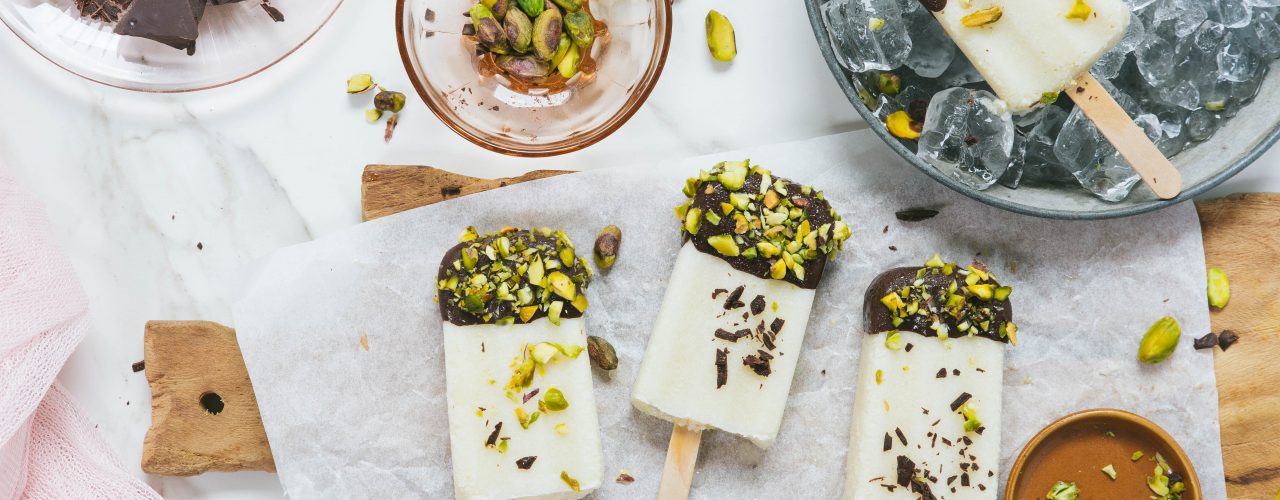 Eis am Stil mit Ananas und Schokolade