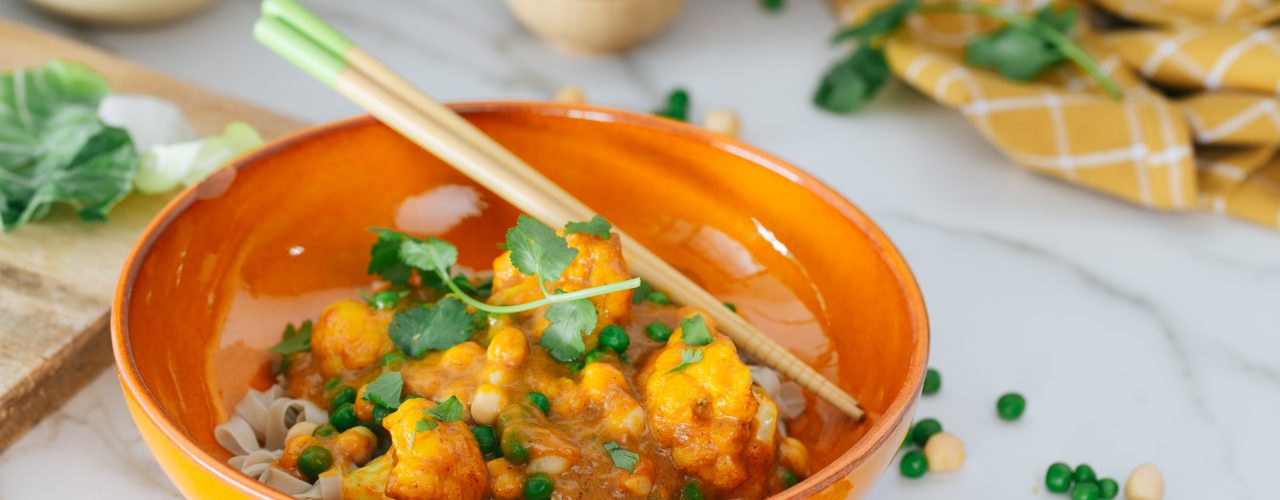 Gelbes Thai Curry mit Reis und Blumenkohl