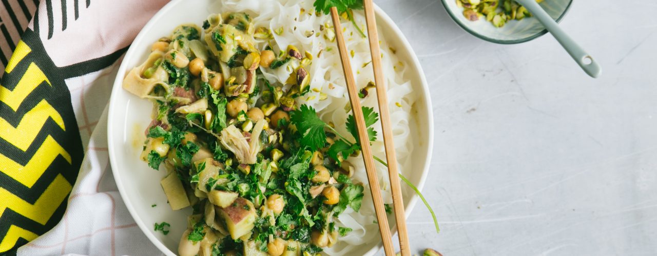 Rotes Thai Curry Vegan angerichtet auf einem Teller mit Stäbchen