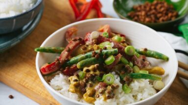 Grünes Thai-Curry mit Hähnchen, Paprika und Linsen