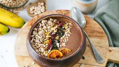 Kaffee-Bowl zum Frühstück mit Erdnussbutter und Banane