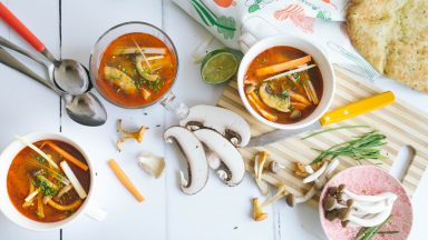 Thailändische Suppe mit rotem Curry und Pilzen