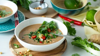 Erdnusssuppe mit Kokosmilch und Pak Choi