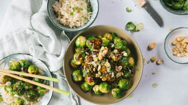 Kung Pao: Würziger Rosenkohl mit Soja Sauce, Cashew und geröstetem Sesam