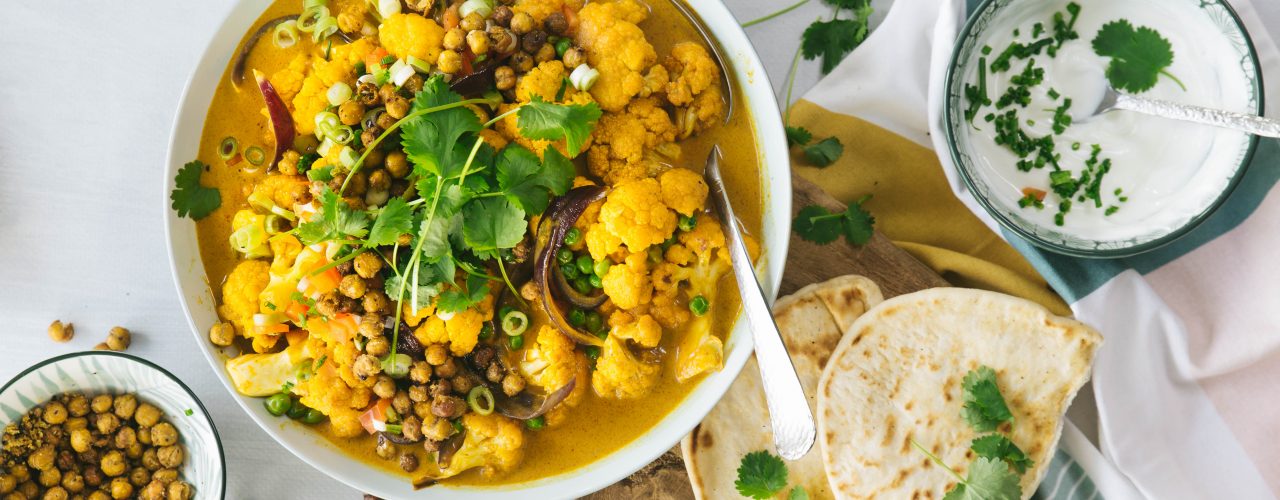 Gelbes Thai Curry mit Reins, Blumenkohl und Kichererbsen