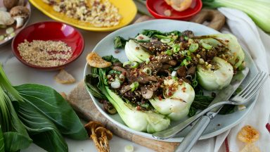 Pak Choi mit Champignons, Honig-Sesam-Dressing und Krupuk Topping