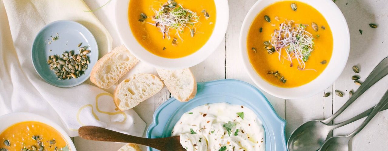 Geroestete Kuerbissuppe mit Labneh