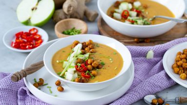 Würzige Kürbissuppe mit gerösteten Kichererbsen