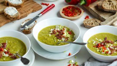 Cremige Spitzkohlsuppe mit Kokosmilch