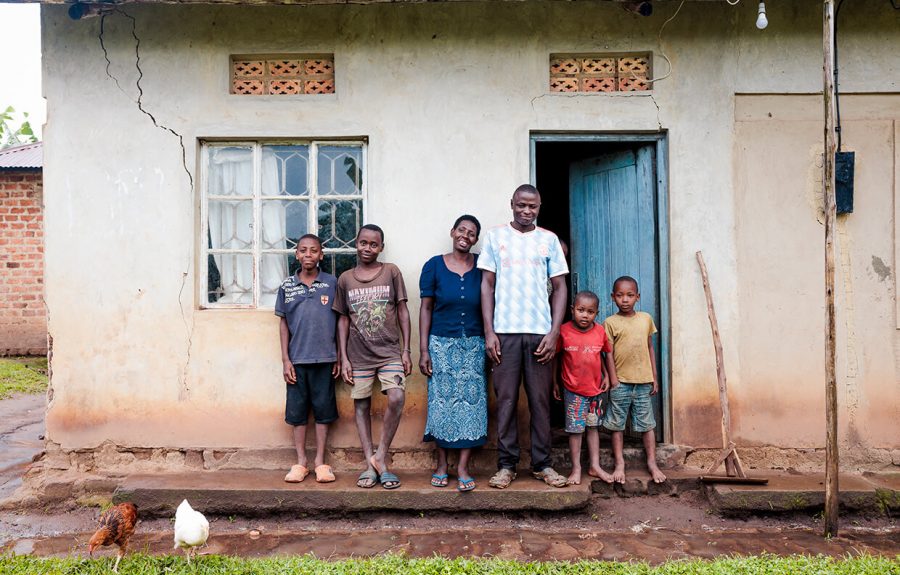 Familie vor einem Haus in Uganda