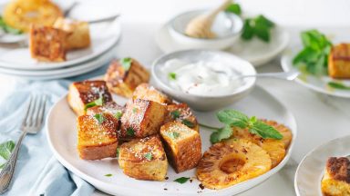 Kokosbrot mit gebackener Ananas und Kokoscreme