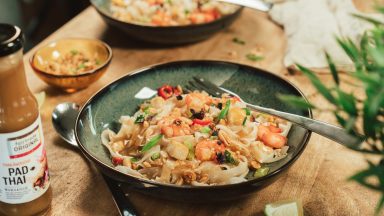 Pad Thai mit Tofu und Garnelen