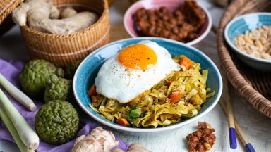 Bami Goreng mit Ei und Hähnchen