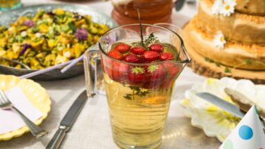 Eistee mit Erdbeeren und Thymian