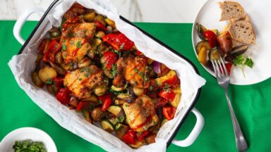 Sriracha-Traybake mit Hähnchen und Gemüse
