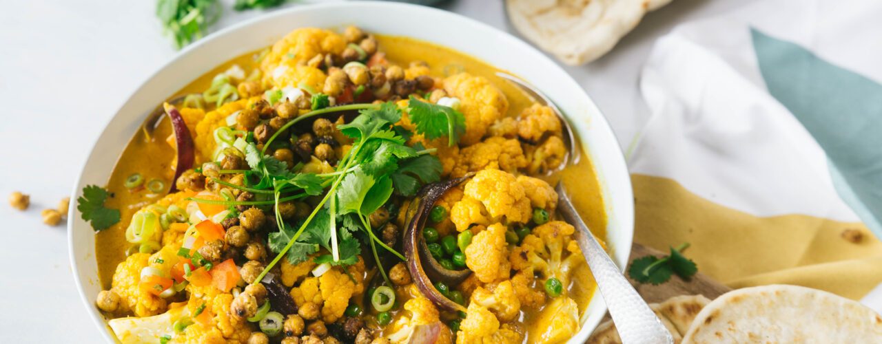 Gelbes Curry mit Blumenkohl und Kichererbsen