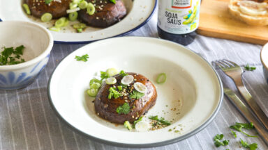 Gegrillter Portobello mit Sojasauce und Sesam