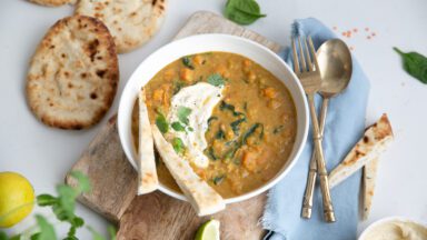 Rotes Linsendal mit Süßkartoffel und scharfem Joghurtdip