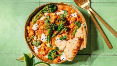 Indisches Kichererbsen-Curry mit Naan-Brot