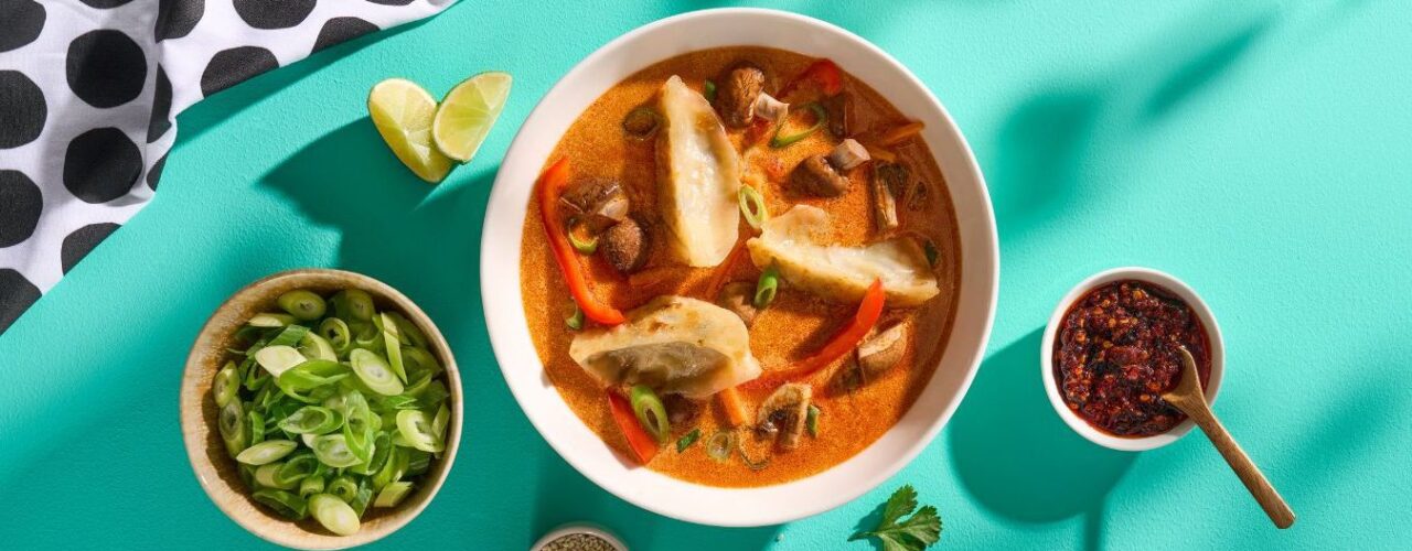 Dumpling-Suppe mit rotem Curry und gemüse