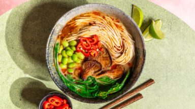 Vegane Ramen mit Pak Choi, Pilzen und würziger Sojabrühe