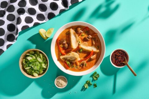 Dumpling-Suppe mit rotem Curry und gemüse
