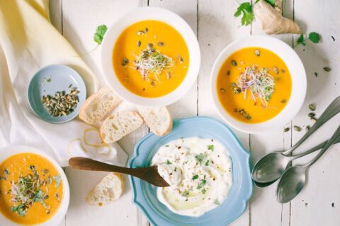 Geroestete Kuerbissuppe mit Labneh
