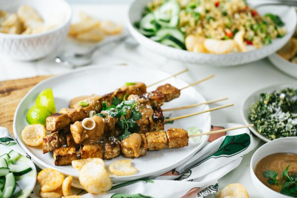 Tempeh Spieße auf Teller mit Kokos-Erdnuss Sauce