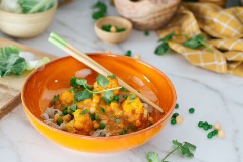 Gelbes Thai Curry mit Reis und Blumenkohl