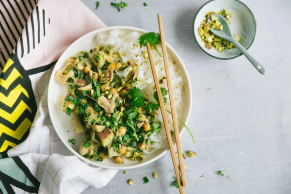 Rotes Thai Curry Vegan angerichtet auf einem Teller mit Stäbchen
