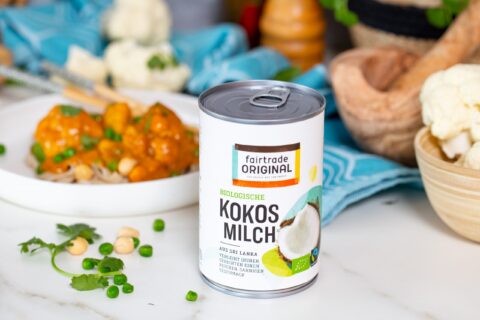 https://www.fairtradeoriginal.de/wp-content/uploads/DE/sites/2/2021/02/Holy.Kauw_.2020-10-21.kokosmilch.HR-6-scaled.jpg
