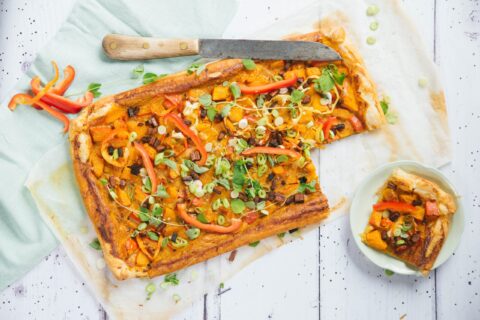 https://www.fairtradeoriginal.de/wp-content/uploads/DE/sites/2/2025/09/Kuerbis-Blaetterteigtarte-scaled.jpg