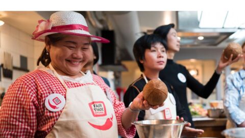https://www.fairtradeoriginal.de/wp-content/uploads/DE/sites/2/2025/03/khun-orapin-coconut-2.jpg
