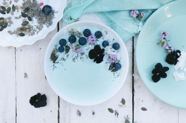 Smoothie Bowl mit gefrorenen Früchten